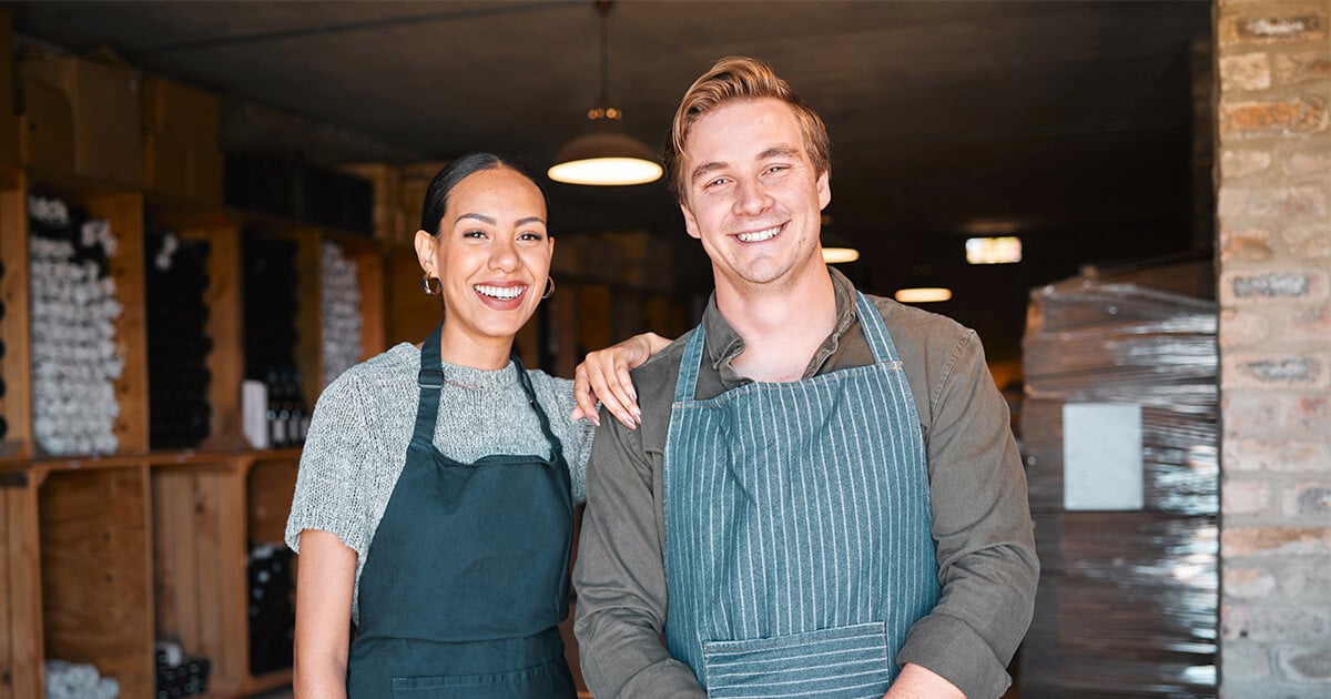 sendle-lp-dropoff-couple-inside-shop-smiling