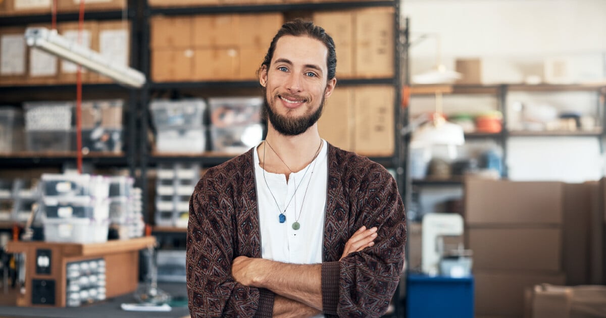 sendle-lp-dropoff-man-smiling-inside-warehouse