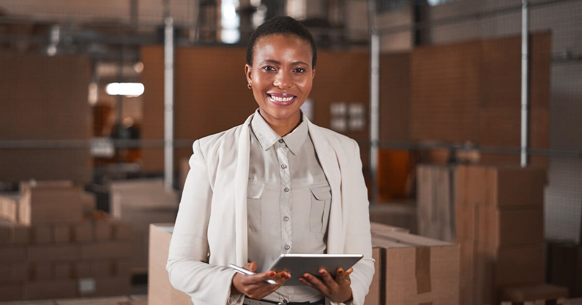 sendle-lp-dropoff-woman-inside-warehouse-smiling