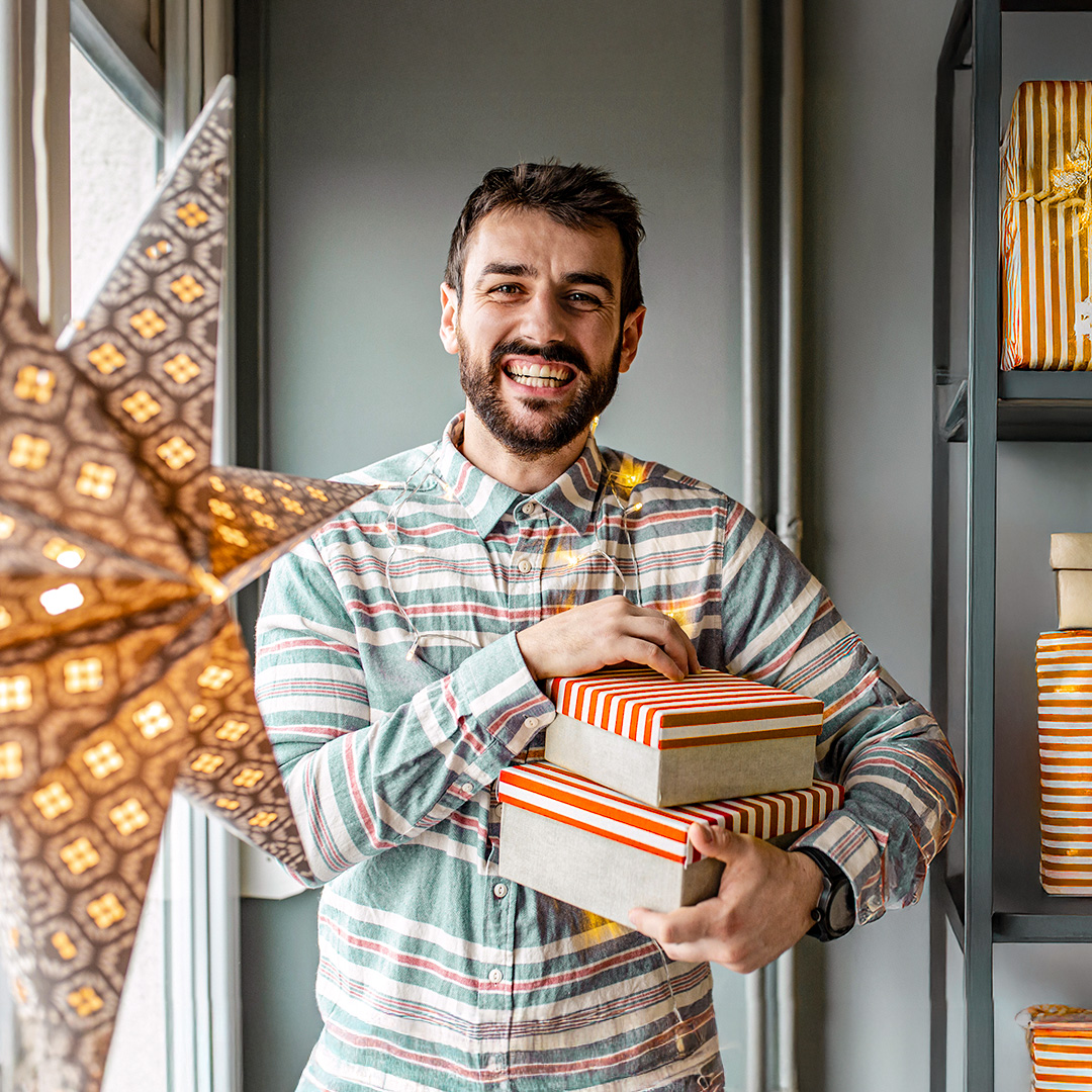 sendle-christmas-holiday-cutoff-man-carrying-gifts-2025