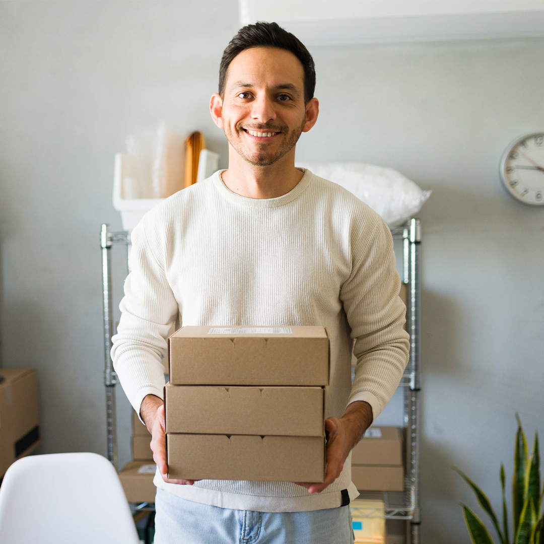 sendle-man-holding-250g-parcel-sendle