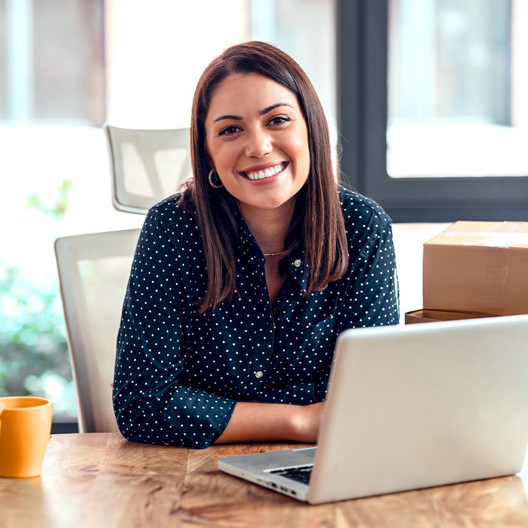 sendle-affiliate-woman-smiling-with-laptop-banner